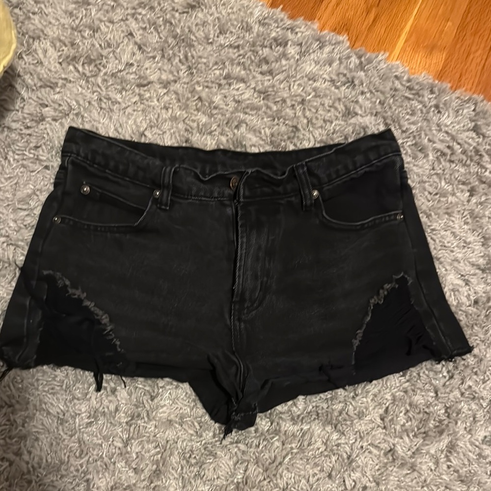 Sadie & Sage Black Jean Shorts Classic Fitted Design - Picture 5 of 6